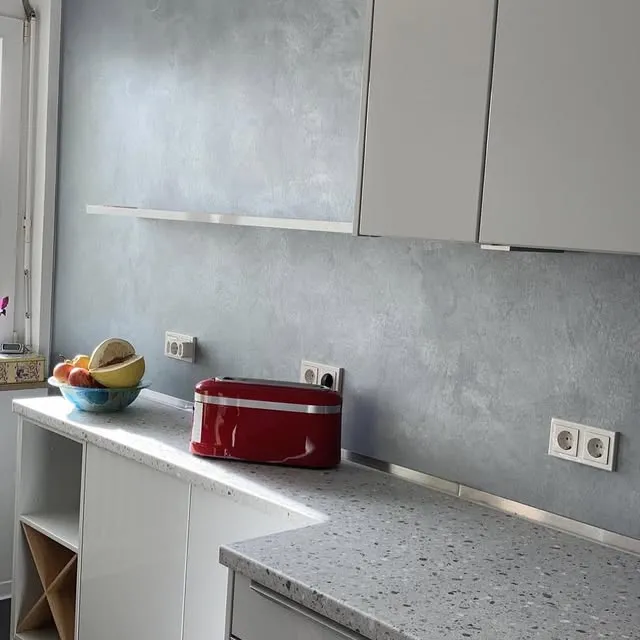 Renovierte Küche mit ruhiger Wandgestaltung