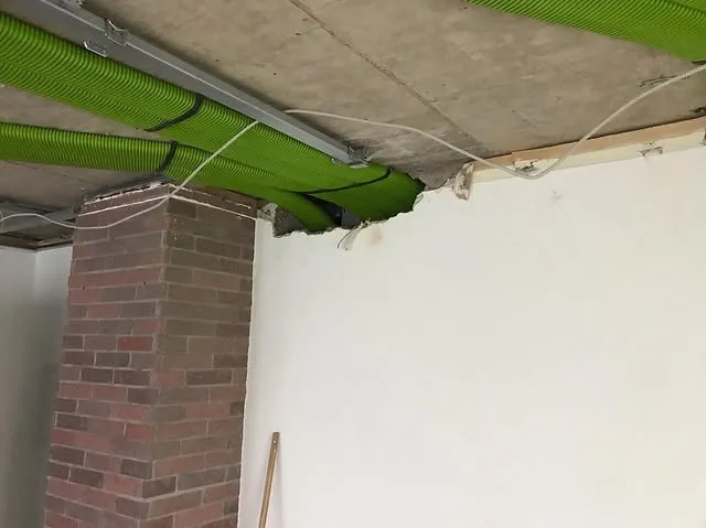 Renovierungsarbeiten an Decke und Wand
